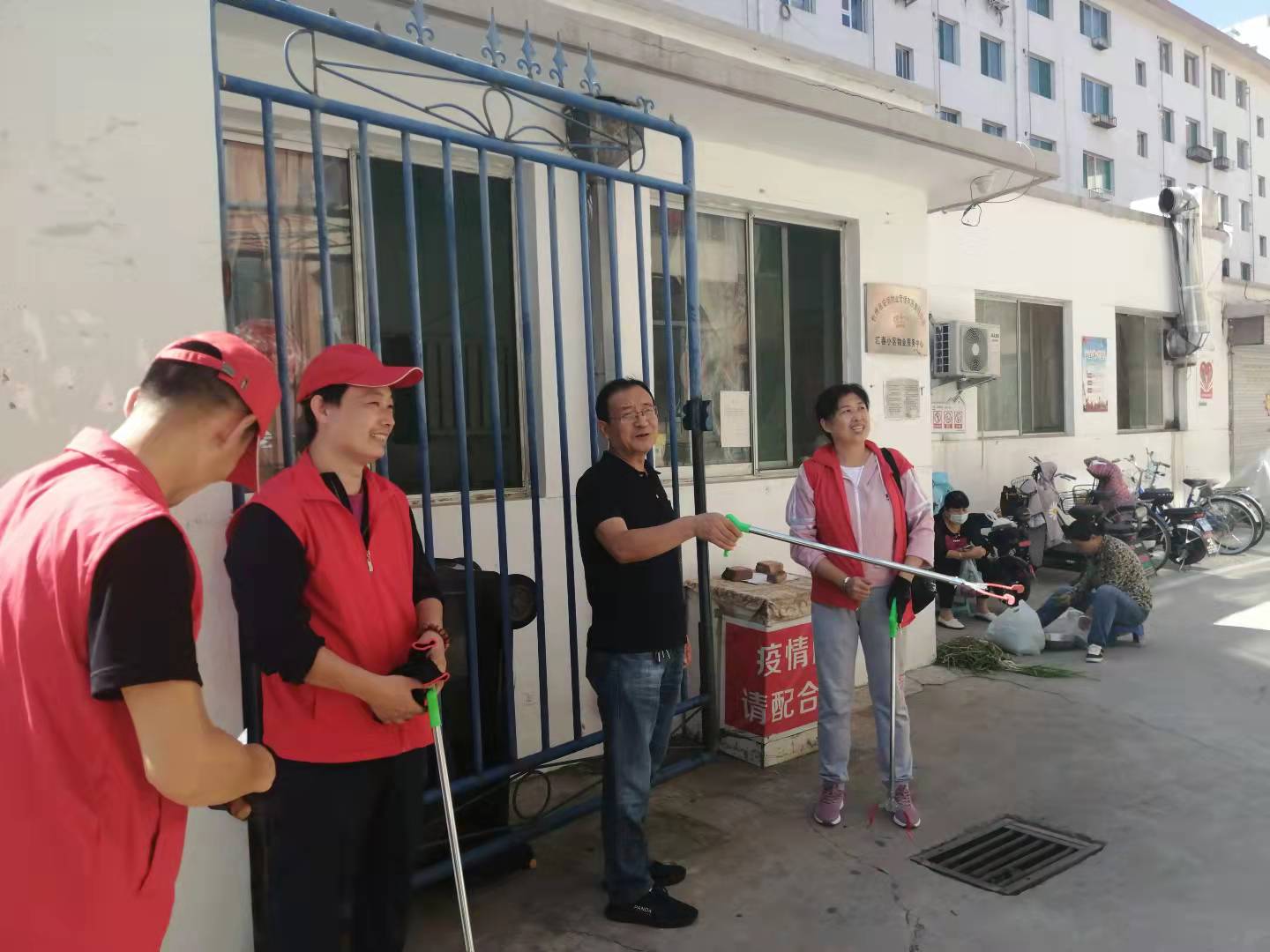 01-9月9日黨委委員、財務總監(jiān)辛建人在匯春小區(qū)檢查指導志愿者服務.jpg
